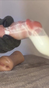 Bengala massageando a enorme cabeça de seu pau até ele gozar e encher sua camisinha inteira!