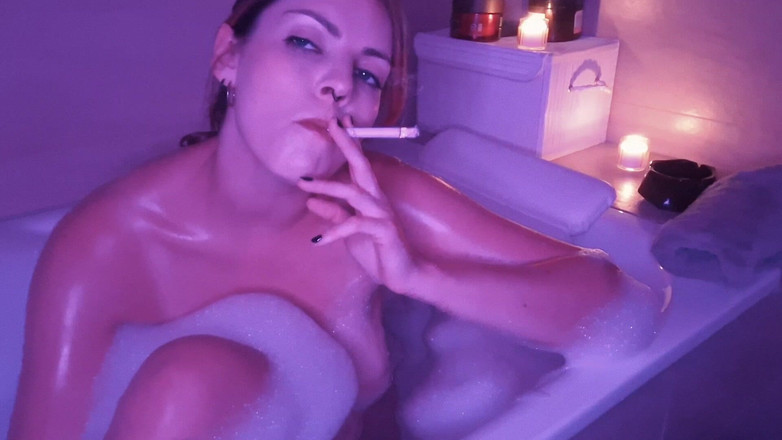Naughty Natascha: Двойное расслабление при курении в ванне