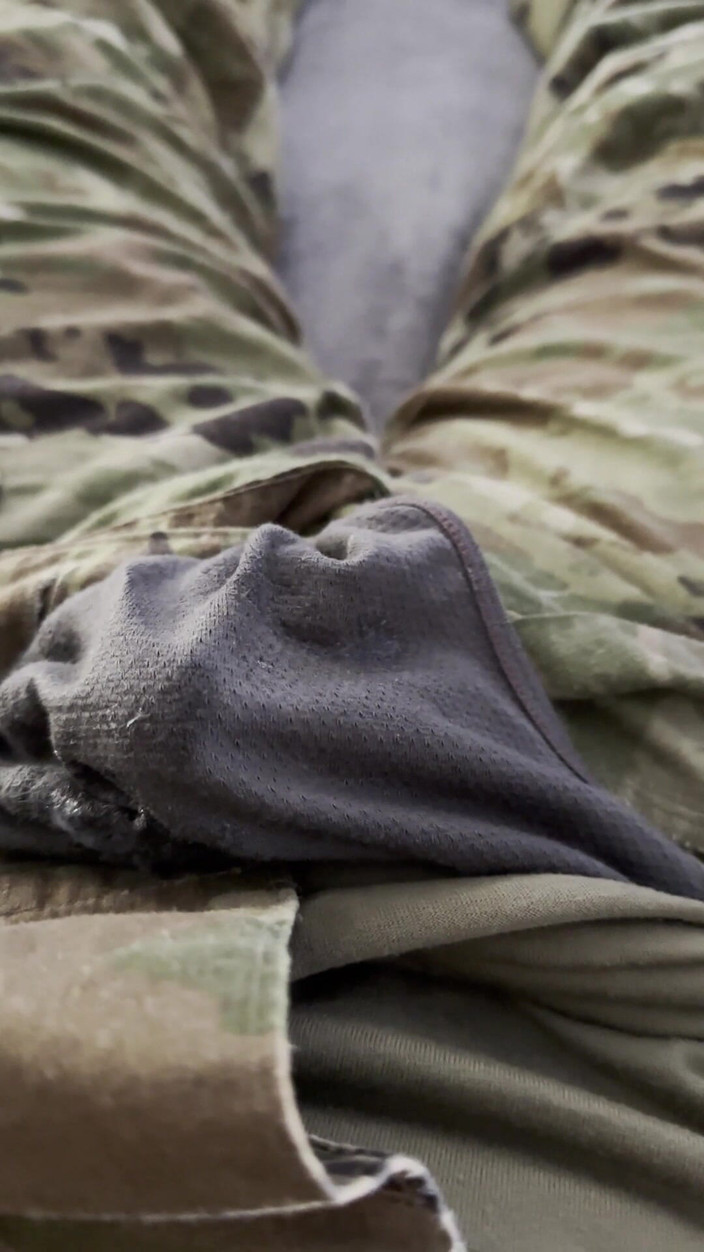 Gay Soldier Stuff: Армейский солдат в Ocps и текущая предэякуляторская сперма через боксерские трусики