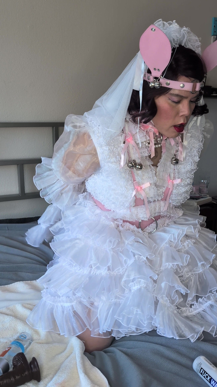 Sissy Candy: 인형을 따먹는 Sissy 신부