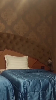 Relaxarea de seară a Selenei înainte de a merge la culcare
