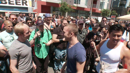 Bound in public: Cody Allen herkesin içinde bağlı