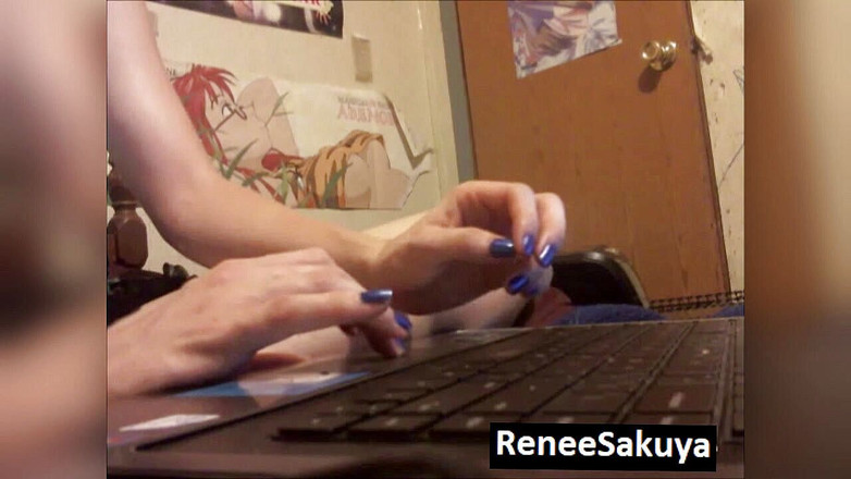 Renee Sakuya: Ignorandoti digitando sul suo computer