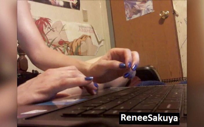 Renee Sakuyas Studio: Negeren dat je op haar computer typt