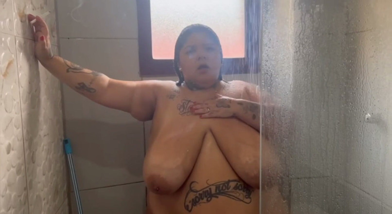 Mary Jhuana: Curvy Smoke Bath Teaser BBW Lights up in the Shower