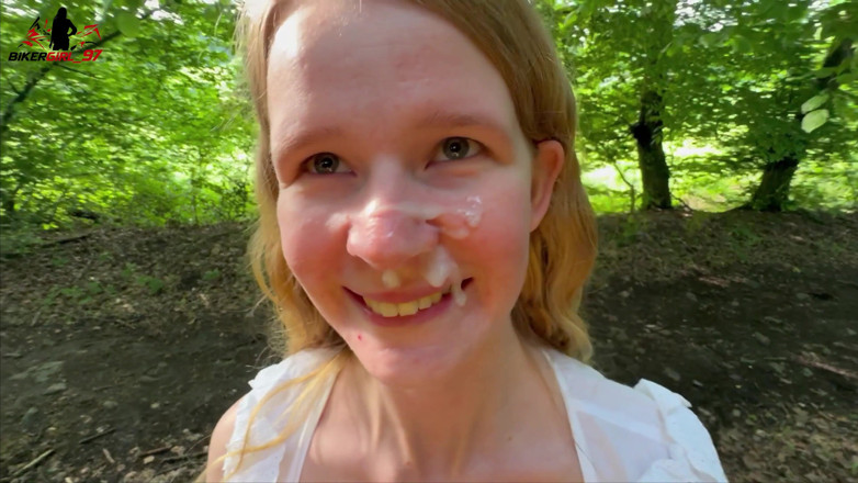 Bikergirl_97: Gezichts- en risicovolle spermawandeling in het bos