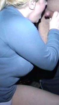 Curva pasionată de spermă Nikita Devine adoră futaiul în public și suge fiecare pulă tare oferită ei