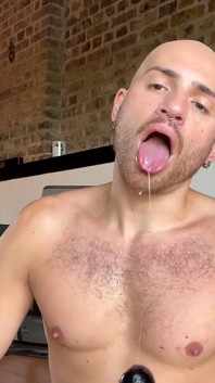 Babi miang Davidedpxxx fisting dirinya di atas kerusi