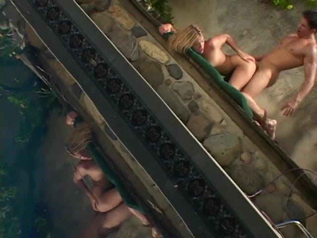 Lethal Babes: O blondă drăguță se fute în aer liber și se umple de...