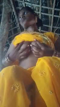 Bhabhi está mostrando sua buceta em sari amarelo, eu inseri meu dedo e tirei a água