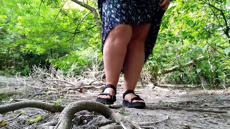 Elena: Caliente milf meando al aire libre de nuevo