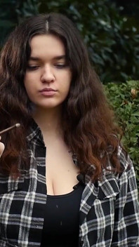 Gagică rusoaică dulce și țâțoasă care fumează țigară în natură