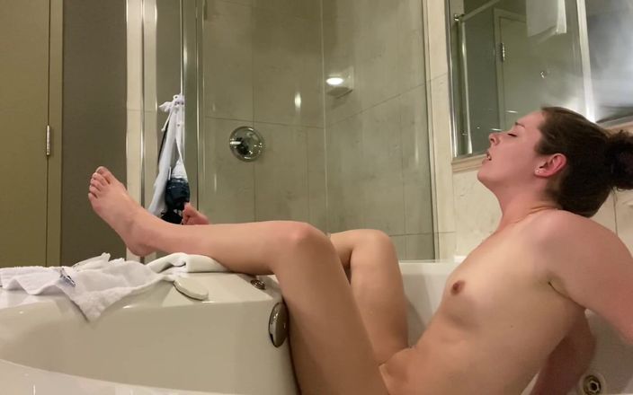 Nadia Foxx: Orgasm sub presiunea apei la hotel cadă/jacuzzi (țipete!)