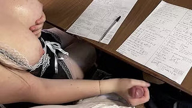 Marshmallow Sweet: Awek sekolah melancap kepada rakan sekelas di bawah meja di...