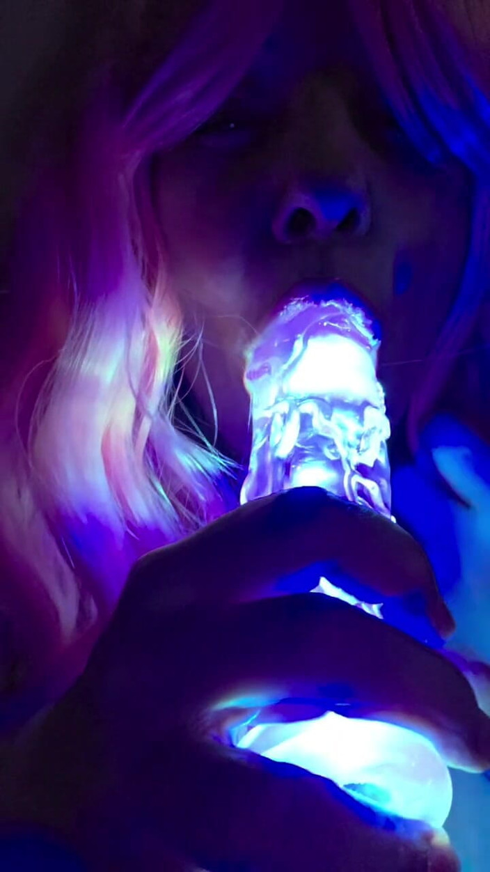LustyPeachesofSin: Lutschen an meinem beleuchteten dildo