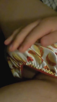 Ngocok kontol pakai celana dalam thong satin taco sampai muncrat