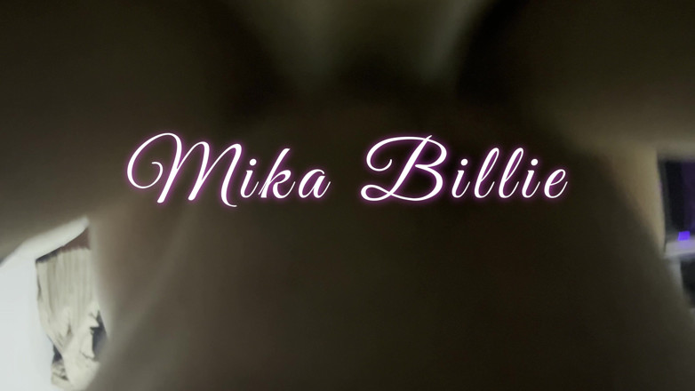 Mika Billie: Teman wanita menjilat pantat coklat saya yang sedap