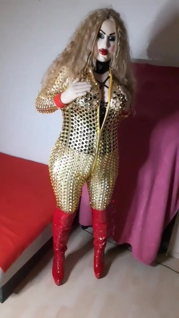 Erica Doll: Un catsuit dorato