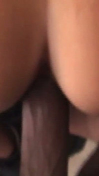 laal baalon vaali milf(chodne laayak mammi) utsukta se bare kaale land ko nigal jaati hai