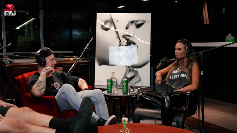 Pillow Talk: Amber Emery cheira as cinzas do vovô e mostra seus...