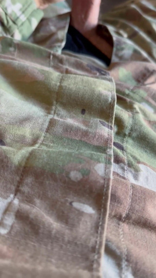 Gay Soldier Stuff: Armádní voják stříká pěkný náklad do jockstrap a Ocp kalhot