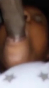Une super excitée suce une grosse bite noire le fait gémir et gémir