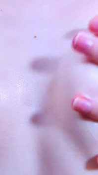 Loción en tetas en primer plano extremo