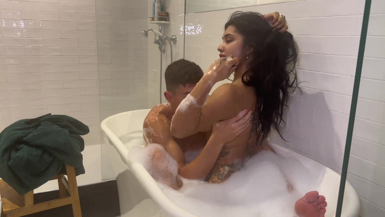 Yasmina and Brady: Smyslná zábava ve vaně v mém domě - Yasmina Khan