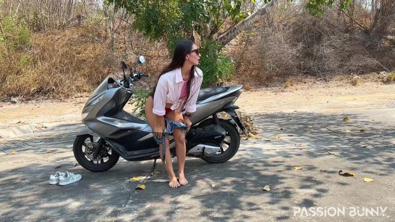 PassionBunny: Enorme Pisfontein Op Mijn Zolen - Motor Openbaar Tonen