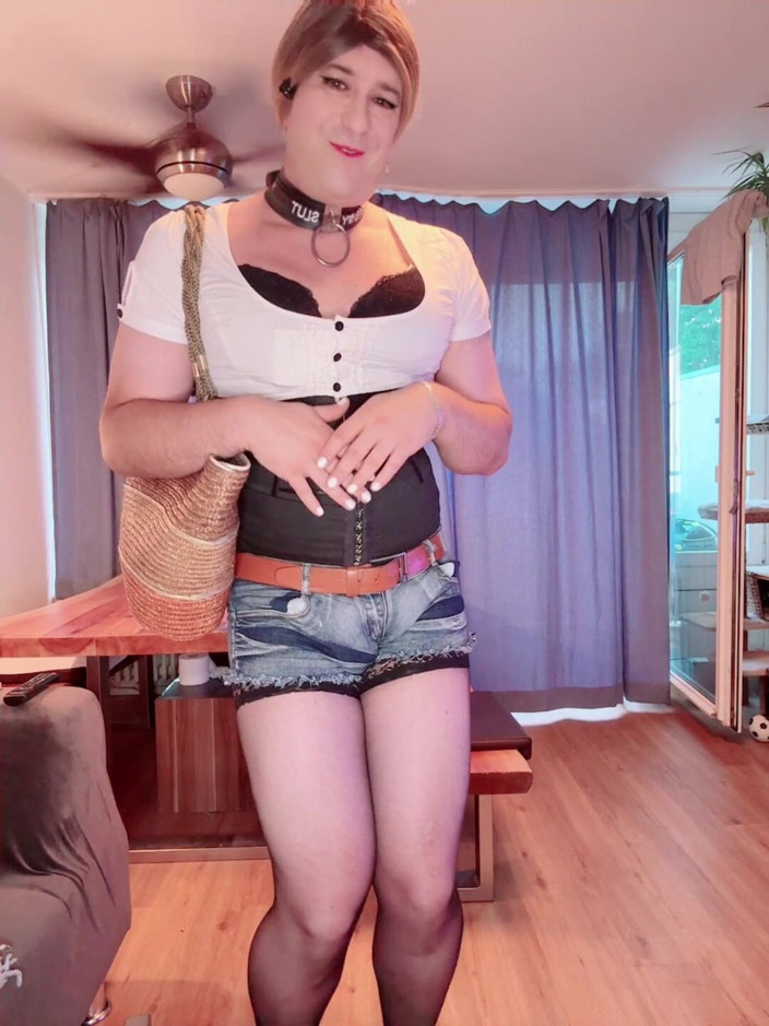 SissyDaniella: Sissy kommt von der arbeit nach hause
