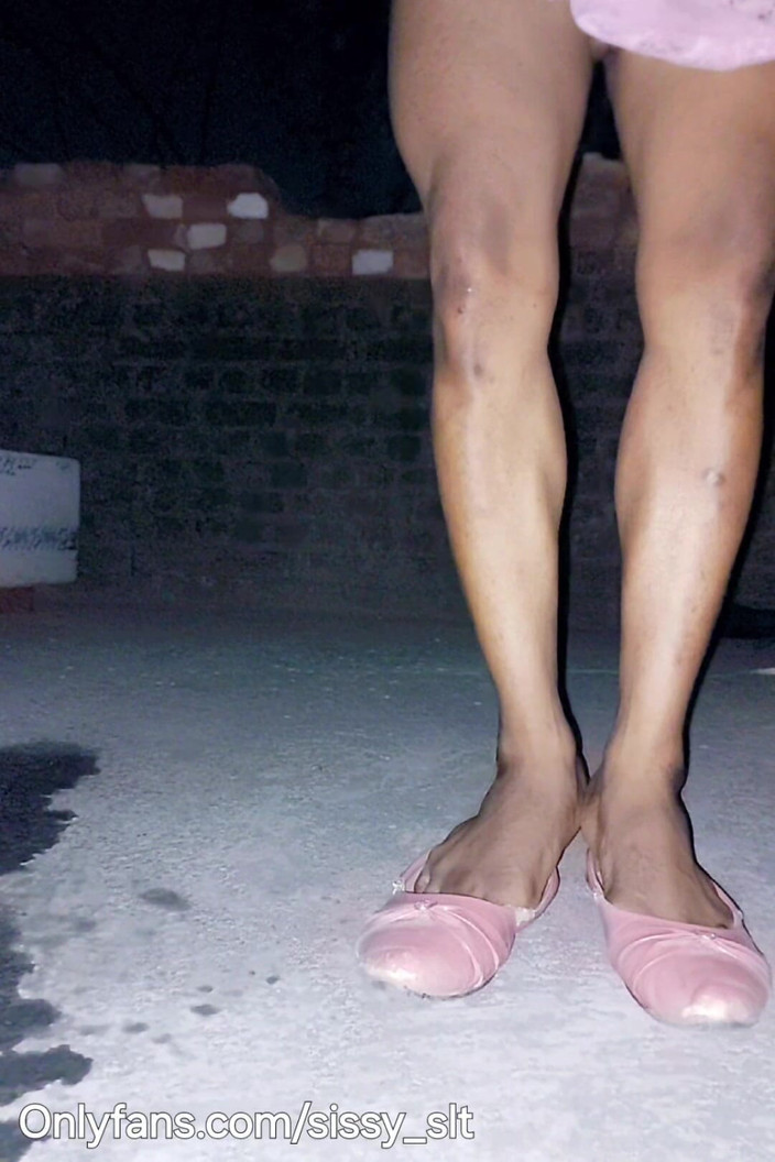 Sissy Slut Simran: Ladyboy si spoglia e piscia all'aperto in gabbia e plug...