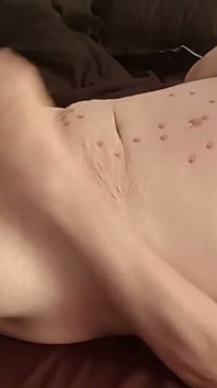 Cera de vela caliente en mi cuerpo y polla mientras me corro