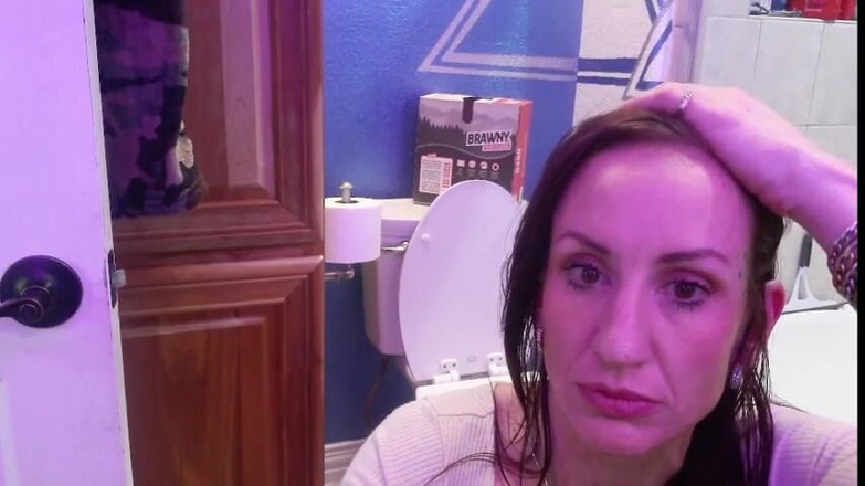 Zoey Portland: Zoey Portland порнозвезда играет со своей киской в ванной перед судом