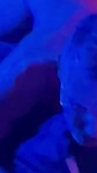 Einen silbernen stiefvater in sexy beleuchtung ficken
