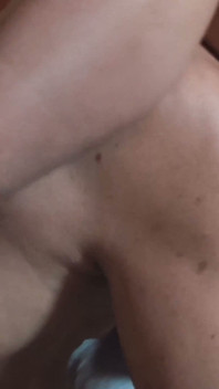 Tgirl asiática transa com homem na boca e no bumbum, e é chupada e chupada