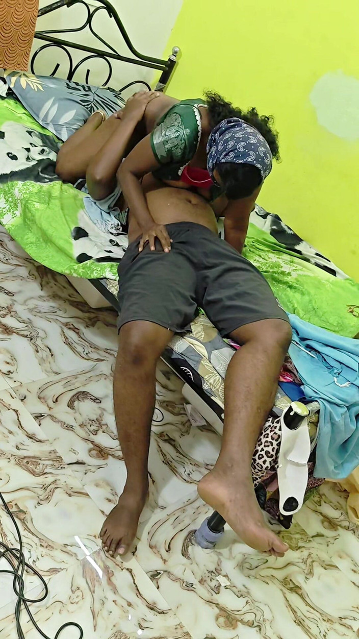 Thesana: De beenmassage van een onderdanige mannelijke bediende