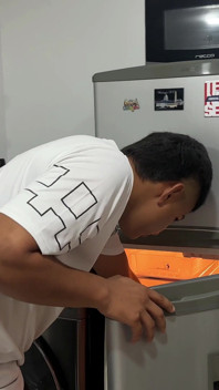 我邀请我的大屁股拉丁继妹吃甜点，她最后吃了我又大又美味的鸡巴