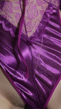Une femme entot porte de la lingerie en satin super sexy jusqu’à ce qu’elle soit satisfaite