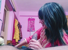 Bolly Karma: 恋人の熟女がタバコを吸いながらチンコを触って遊んでいる