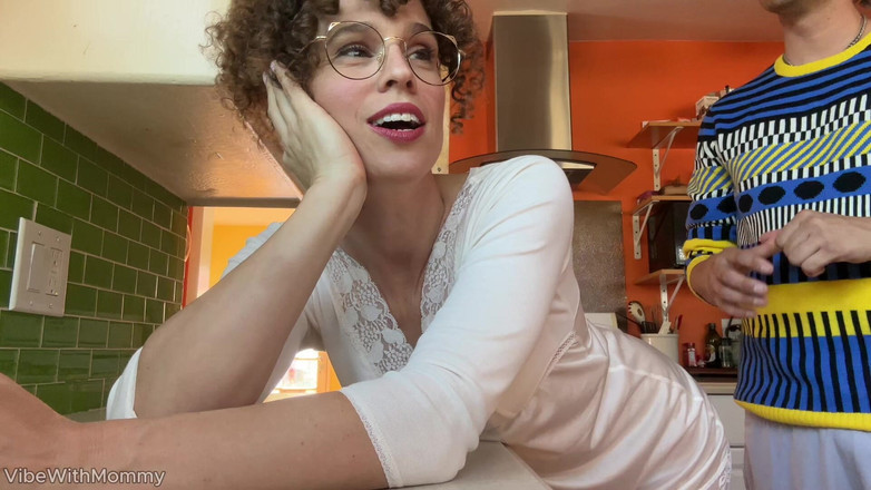VibeWithMommy: Kåt vlogger styvmamma knullar college kille