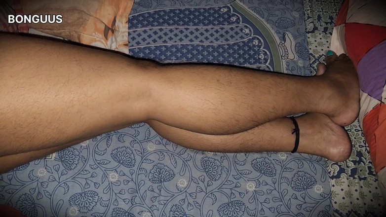 Riya Bonguus: Desi-tante deelt bed als man niet thuis harig poesje neukt