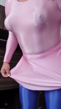 Pakaian gim baru saya, anda suka gadis comel ini dengan kelentit di bawah seluar dalam