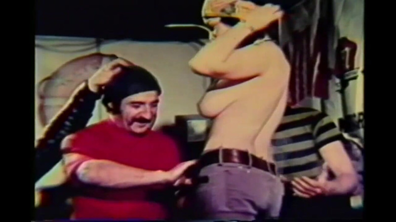 Vintage megastore: Retro-dreier von jungen vollbusigen schlampen mit behaarter muschi gefickt (kompletter film)