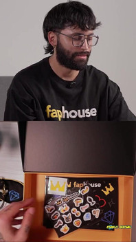 Unboxing Faphouse Awards 2025 Geschenksschachtel