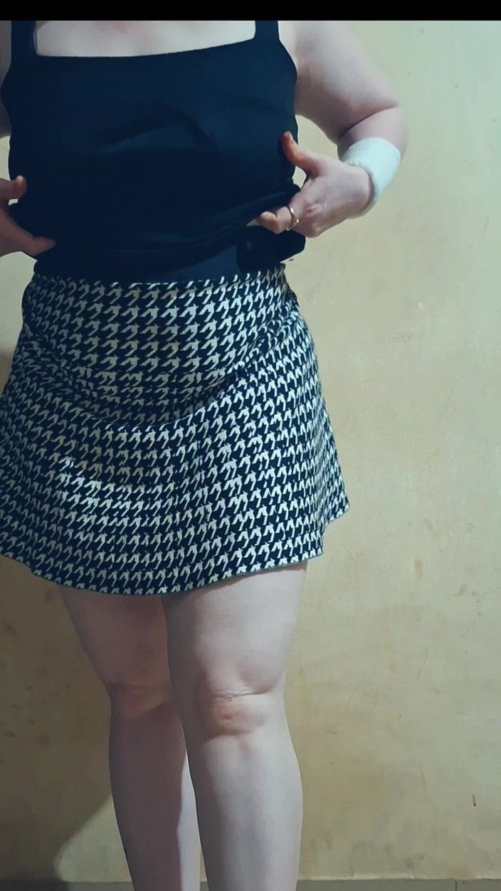 Indian Snow White: Cewek ini lagi asik fingering memeknya sampai muncrat berjamaah