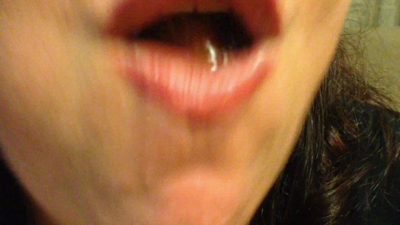 Lily Lipstixxx: L'ours en train de manger