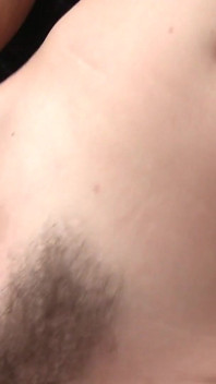 Les MILF adorent les grosses bites, scène 1 MILF brune mince à gros cul s’enfile une grosse bite et un gode en même temps