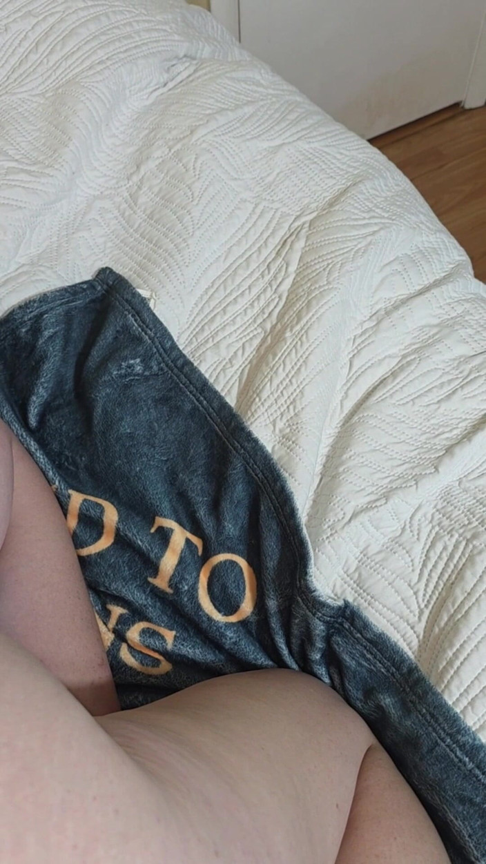 Mama_Foxx94: 穿着胸罩和内裤的素人熟女挑逗并做爱