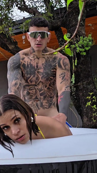 Mi-am luat fiica vitregă în vacanță și am futut-o în aer liber într-un jacuzzi.