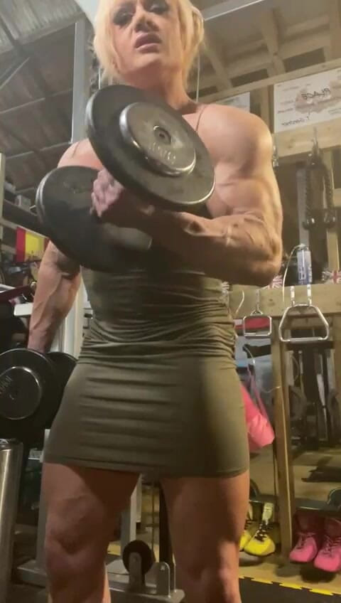 Lisa Cross: Instrucțiuni de masturbare de la o zeiță musculară